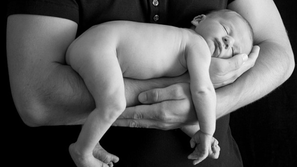 Μωρό τα... αμολάει ενώ κοιμάται στο χέρι του μπαμπά του 