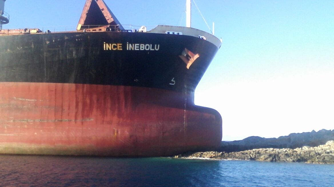 Φωτογραφίες: Καράβι βγήκε στη... στεριά στην Αστυπάλαια
