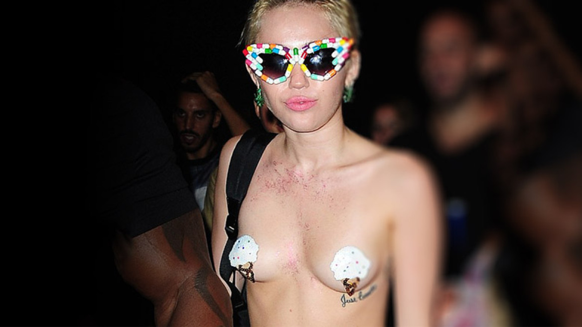 Miley Cyrus: Βγήκε έξω φορώντας μόνο «φουντίτσες» θηλών! 