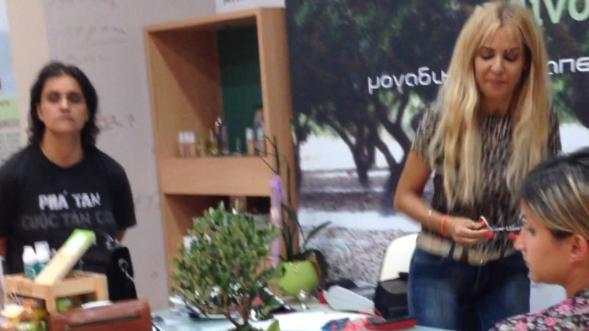 Βίντεo: Η βουλευτής της ΝΔ Μαρία Σταυρινούδη - Σόδη ξέρει να πουλάει καλλυντικά 
