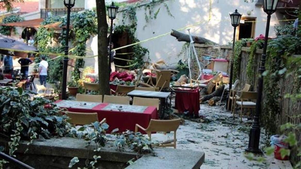 Κωνσταντινούπολη: Σκοτώθηκαν από πτώση δέντρου ενώ έπιναν τον καφέ τους!