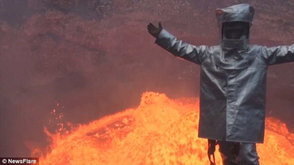 Καταπληκτικό βίντεο: Δείτε τον Ελληνοκαναδό που περπάτησε σε κρατήρα ηφαιστείου!