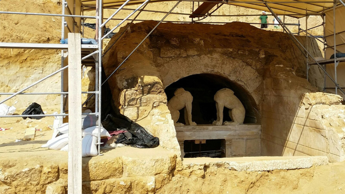 Βρέθηκαν τρία επιχρωματισμένα επιστύλια στον τάφο της Αμφίπολης