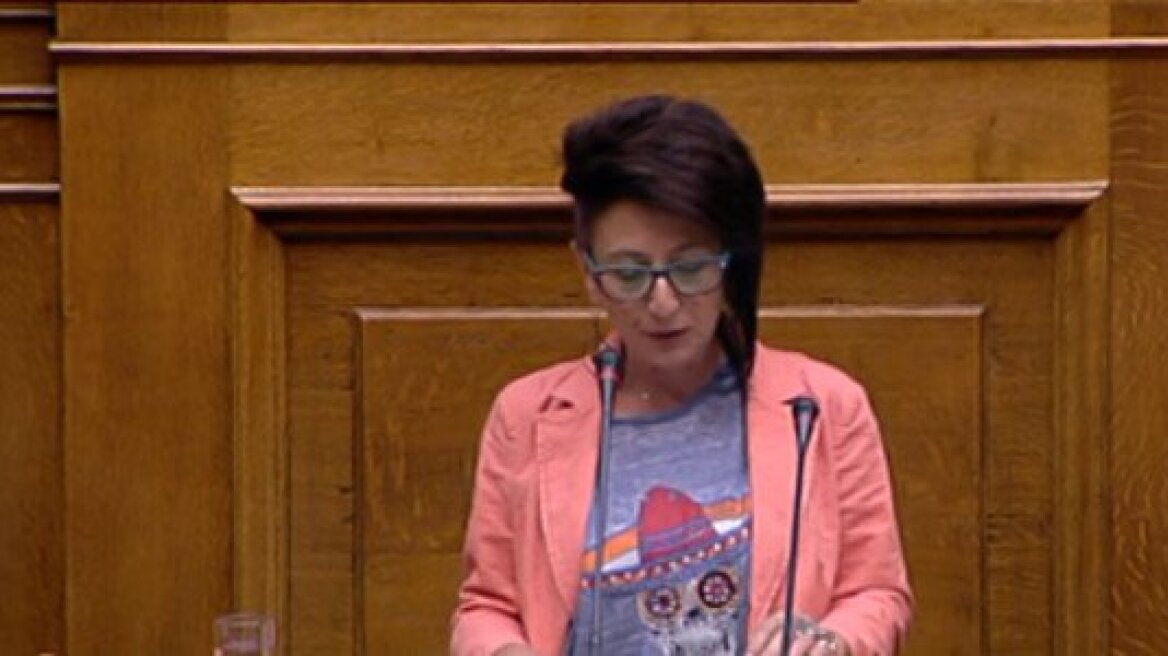 Ιωάννα Γαϊτάνη: Με ξυρισμένο μαλλί και μπλουζάκι με νεκροκεφαλή στη Βουλή 
