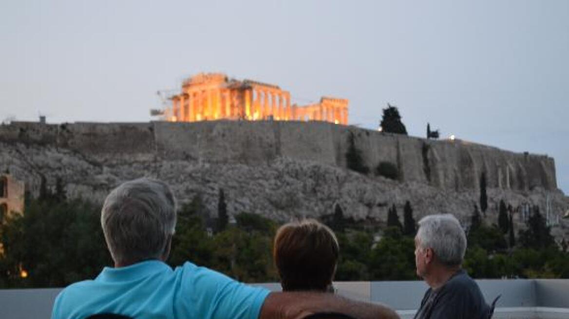Süddeutsche Zeitung: Ο τουρισμός στην Ελλάδα αλλάζει - Ο καπουτσίνο κοστίζει 2,90€