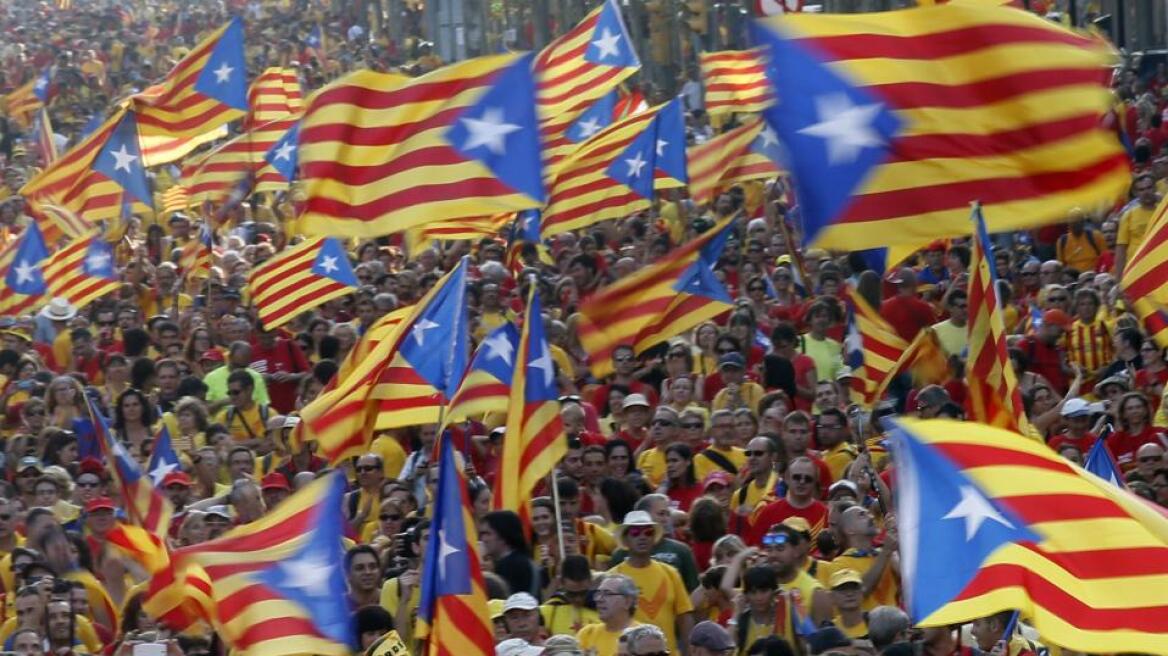 Βαρκελώνη όπως... Σκωτία: 1,8 εκατ. Καταλανοί ζητούν δημοψήφισμα για την ανεξαρτησία