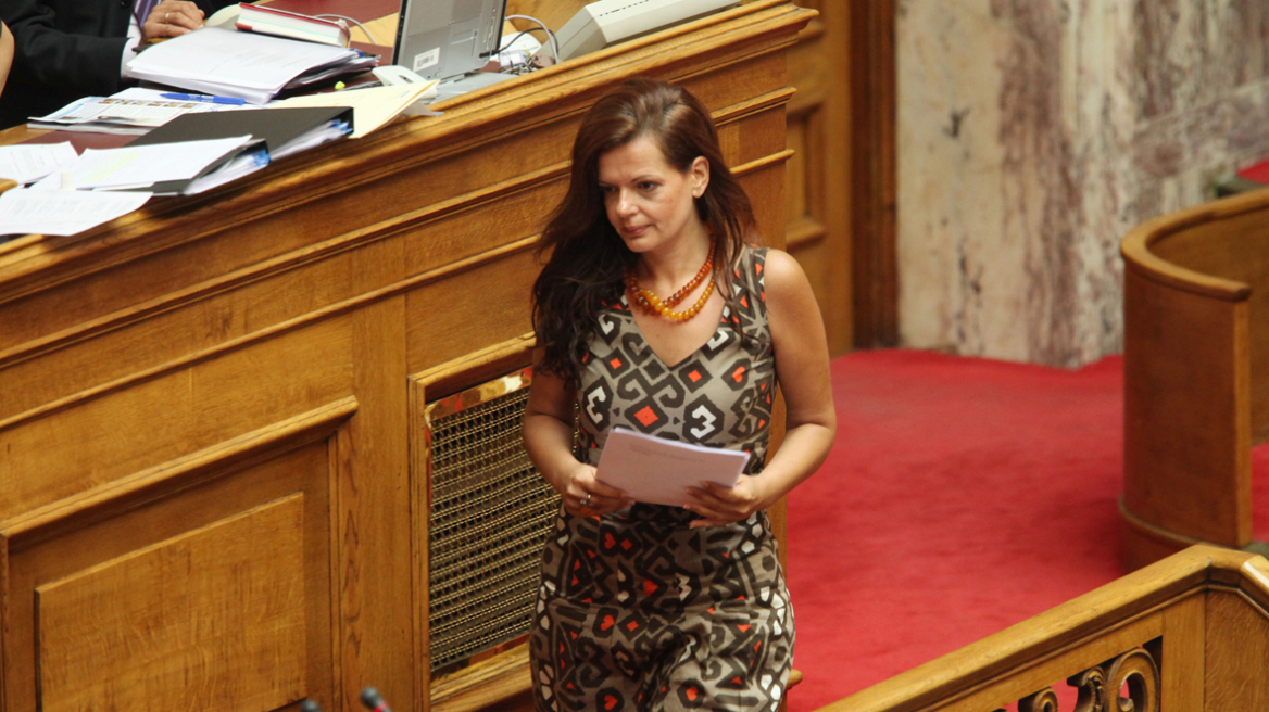 Διαζύγιο ζήτησε η βουλευτής Μαρία Γιαννακάκη όταν έμαθε για το πλαστό πτυχίο του συζύγου της! 