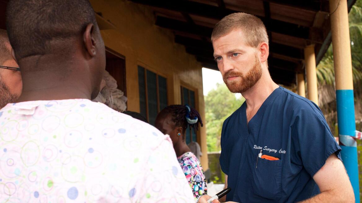 Με το αίμα του γιατρού που θεραπεύτηκε προσπαθούν να σώσουν ασθενή με Έμπολα