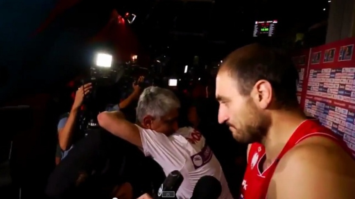 Βίντεο: Η αγκαλιά του Τεόντοσιτς στον Γιαννάκη
