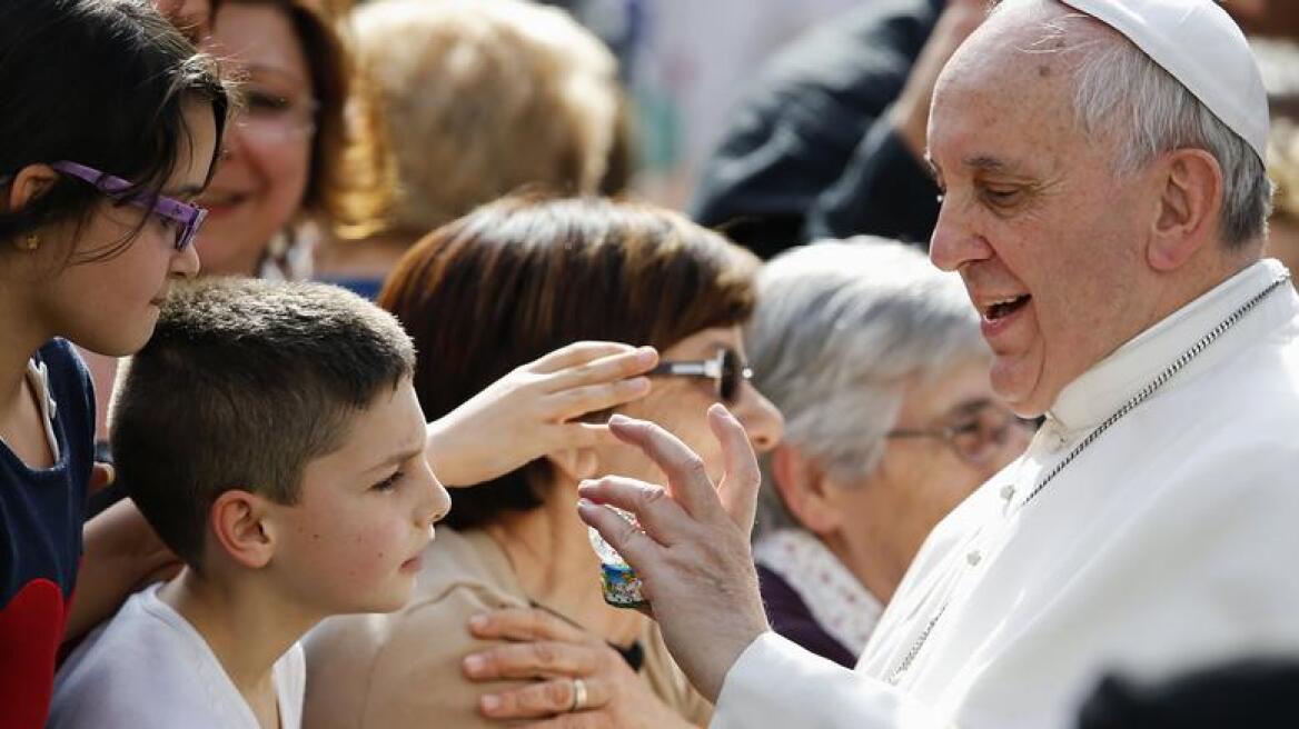 Βατικανό: Ο πάπας Φραγκίσκος πάντρεψε ζευγάρια που είχαν παιδιά εκτός γάμου
