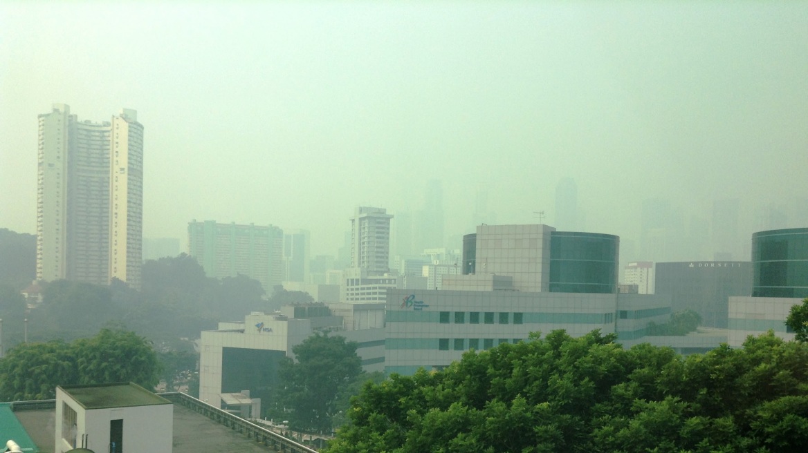 Σε νέα υψηλά επίπεδα η ατμοσφαιρική ρύπανση στη Σιγκαπούρη