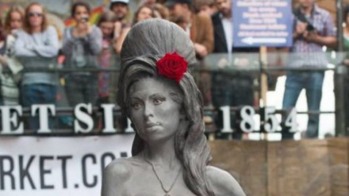 Βρετανία: Έστησαν άγαλμα της Amy Winehouse στο Λονδίνο 