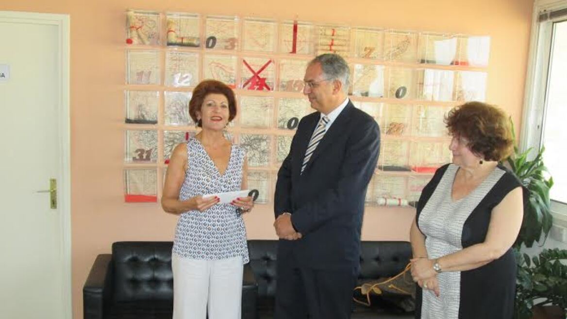 Κύπρος: Η ευρωπαία επίτροπος Βασιλείου χάρισε 20.000 δολάρια για τη σίτιση μαθητών