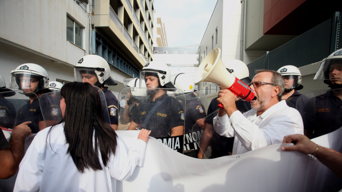 «Ευαγγελισμός»: Υπό διαμαρτυρίες τα εγκαίνια της νέας χειρουργικής πτέρυγας