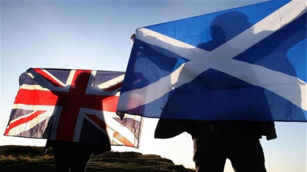 Το Λονδίνο γεμίζει τα ΑΤΜ - Φοβούνται απόσχιση της Σκωτίας