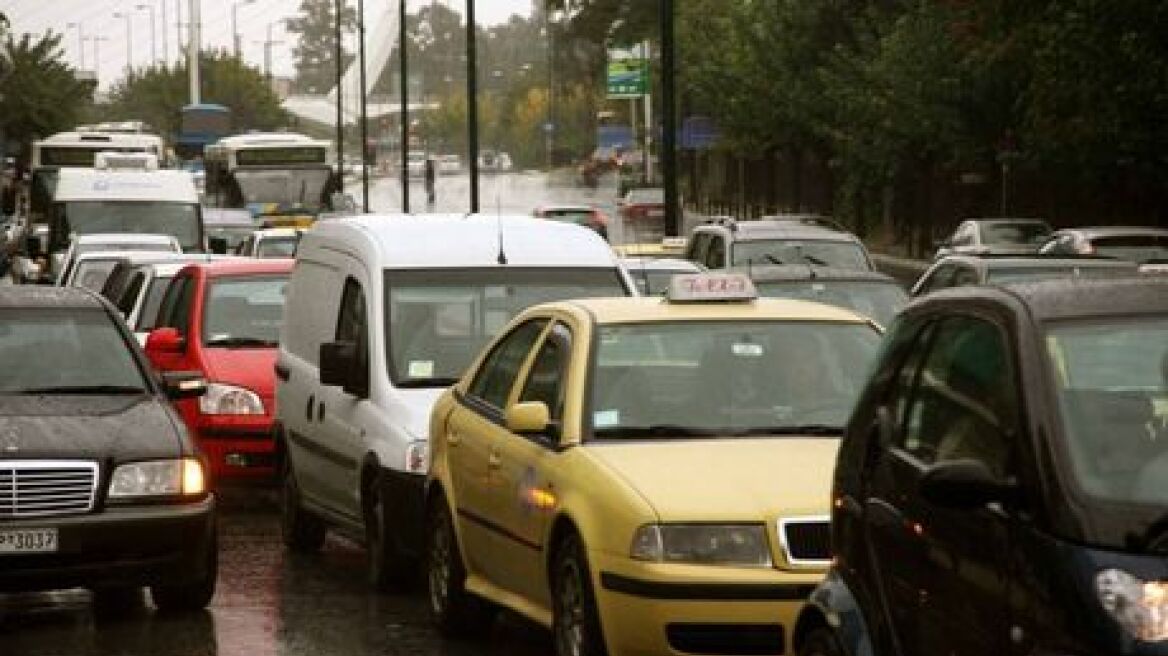 Η βροχή προκάλεσε κυκλοφοριακό κομφούζιο στους δρόμους της Αθήνας