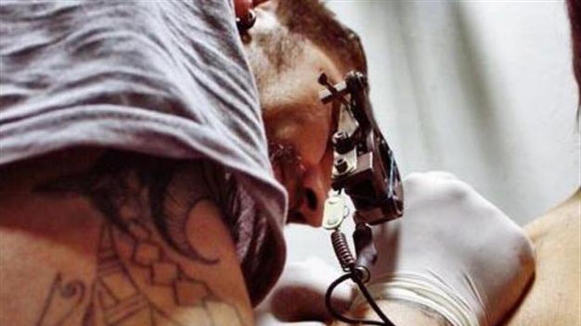 Τούρκος κάνει δωρεάν τατουάζ σε ασθενείς με Αλτσχάιμερ το όνομά τους!