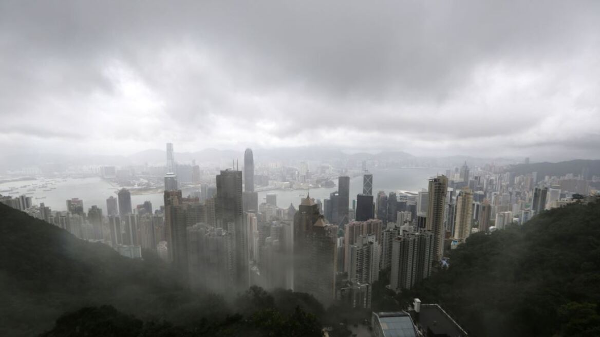 Τυφώνας στο Χονγκ Κονγκ έπληξε και το Χρηματιστήριο