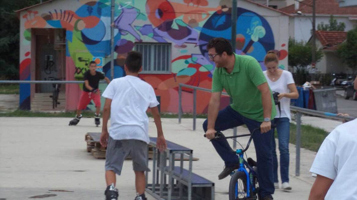 Βίντεο: Μεγαλοπρεπής τούμπα για αντιδήμαρχο-ποδηλάτη στα Τρίκαλα