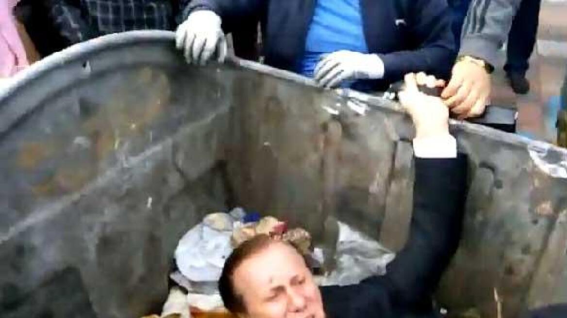 Βίντεο: Πέταξαν στα σκουπίδια Ουκρανό βουλευτή!