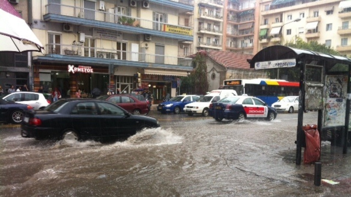 Θεσσαλονίκη: Πλημμύρισαν οι δρόμοι μετά από έντονη βροχόπτωση 