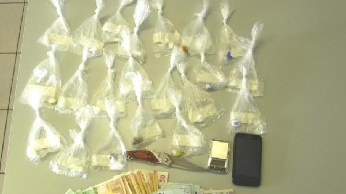 Λάρισα: Ένοπλος νεαρός διακινούσε κοκαΐνη και διατηρούσε «πελατολόγιο»