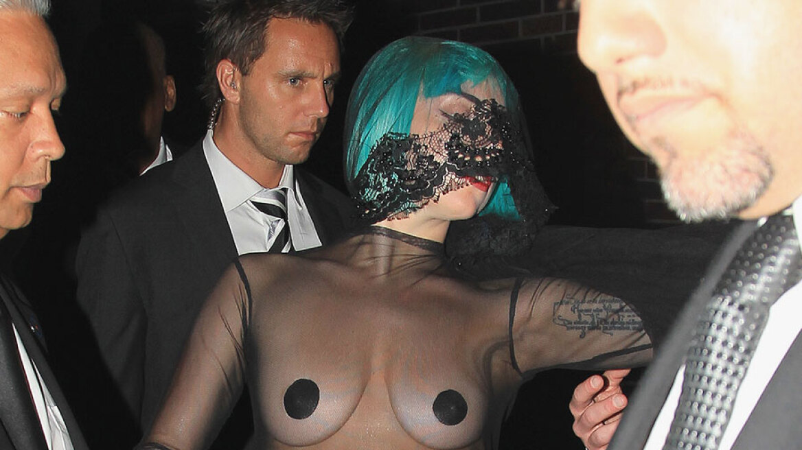 Lady Gaga: Γυμνή και προκλητική