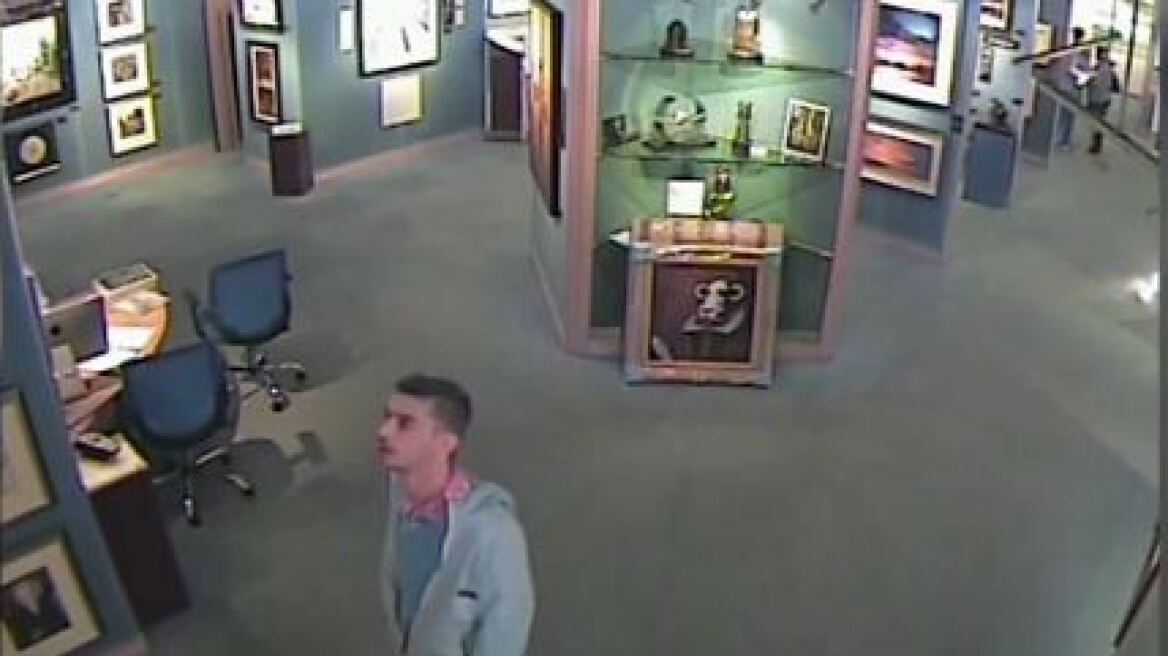 Βίντεο: Μπήκε σαν κύριος κι έκλεψε πίνακα από γκαλερί