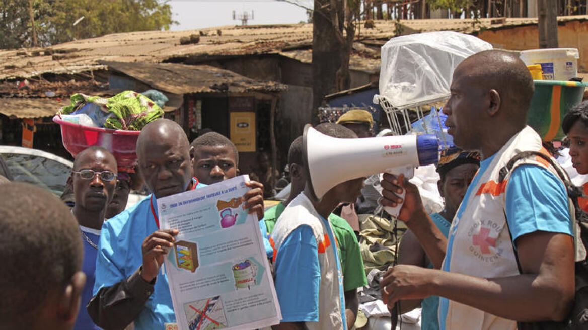 Γουινέα: Οργισμένο πλήθος λιθοβόλησε μέχρι θανάτου 8 εθελοντές κατά του Έμπολα