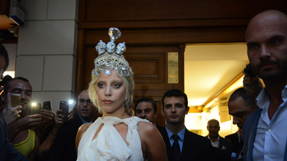 Lady Gaga: Με λευκό φόρεμα και τιάρα έφυγε από την πίσω πόρτα του «Μεγάλη Βρετανία»