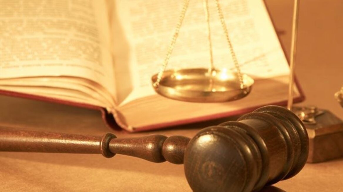 Δικηγόροι σε Αθανασίου: Να καταργηθεί το αυτόφωρο για τους μικροοφειλέτες του Δημοσίου