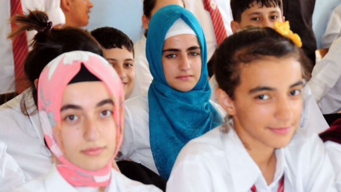 Τουρκία: «Πράσινο φως» για τη μαντίλα και στα δημοτικά σχολεία