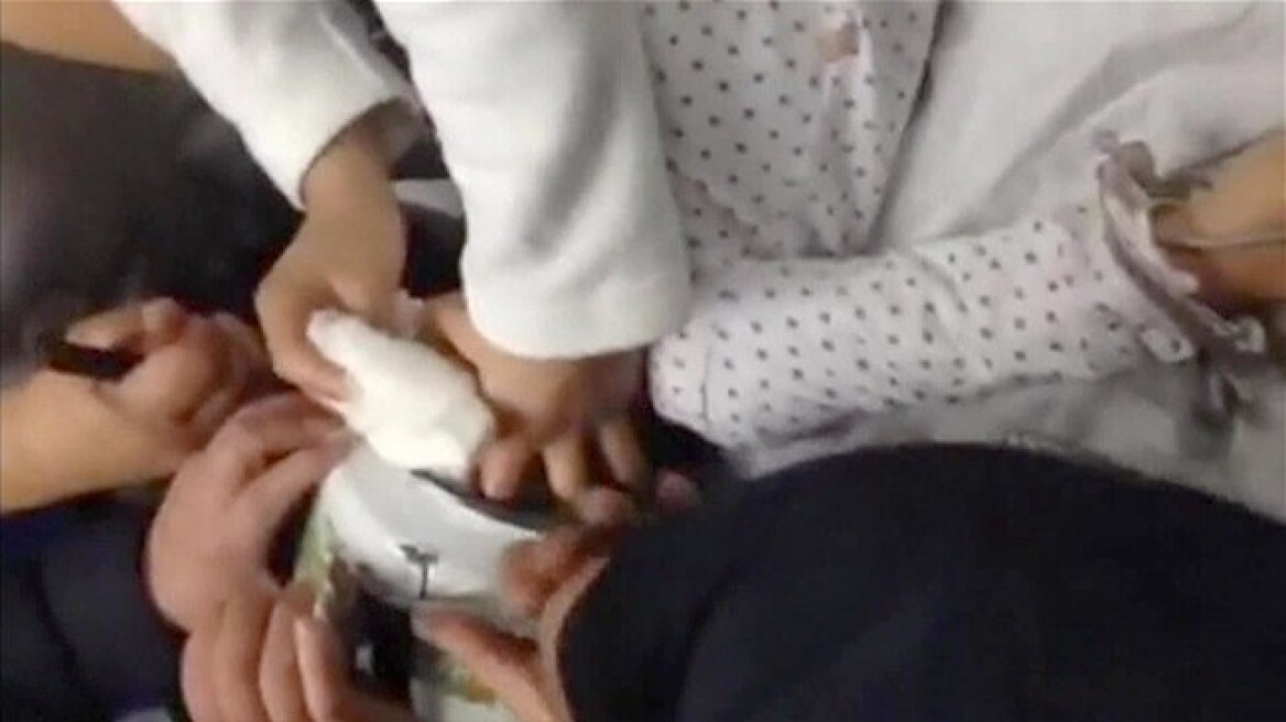 Βίντεο: Παιδί 1,5 ετών σφήνωσε το κεφάλι του σε τσαγιέρα