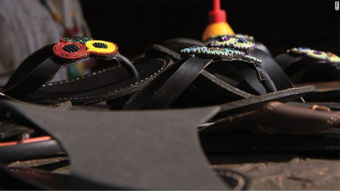 Ουγκάντα: Παιδιά φτιάχνουν μοντέρνα παπούτσια από παλιά ελαστικά