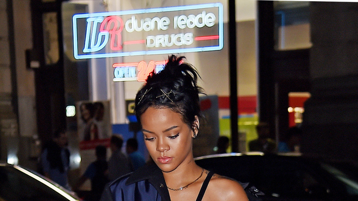 Δείτε τη Rihanna με παλτό 3 χιλιάδων δολαρίων και αθλητικά