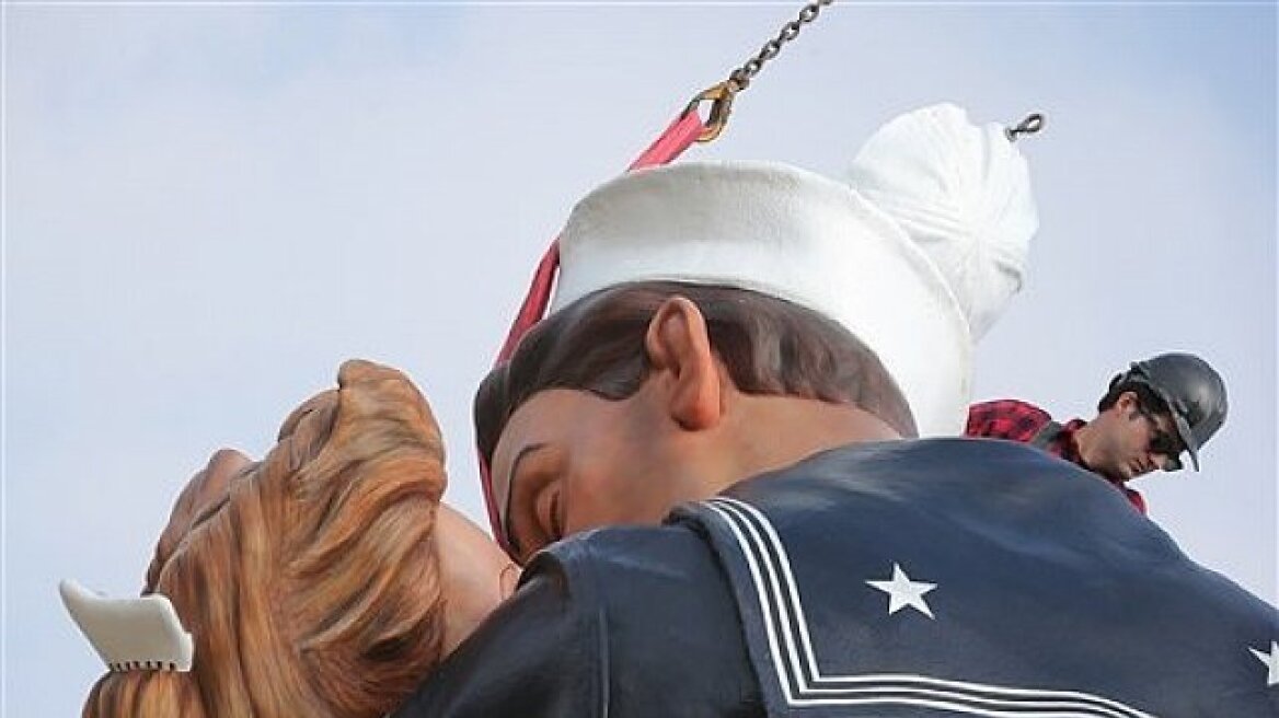 «Απόβαση στη Νορμανδία» για το φιλί που σηματοδοτεί το τέλος του Δεύτερου Παγκοσμίου Πολέμου!