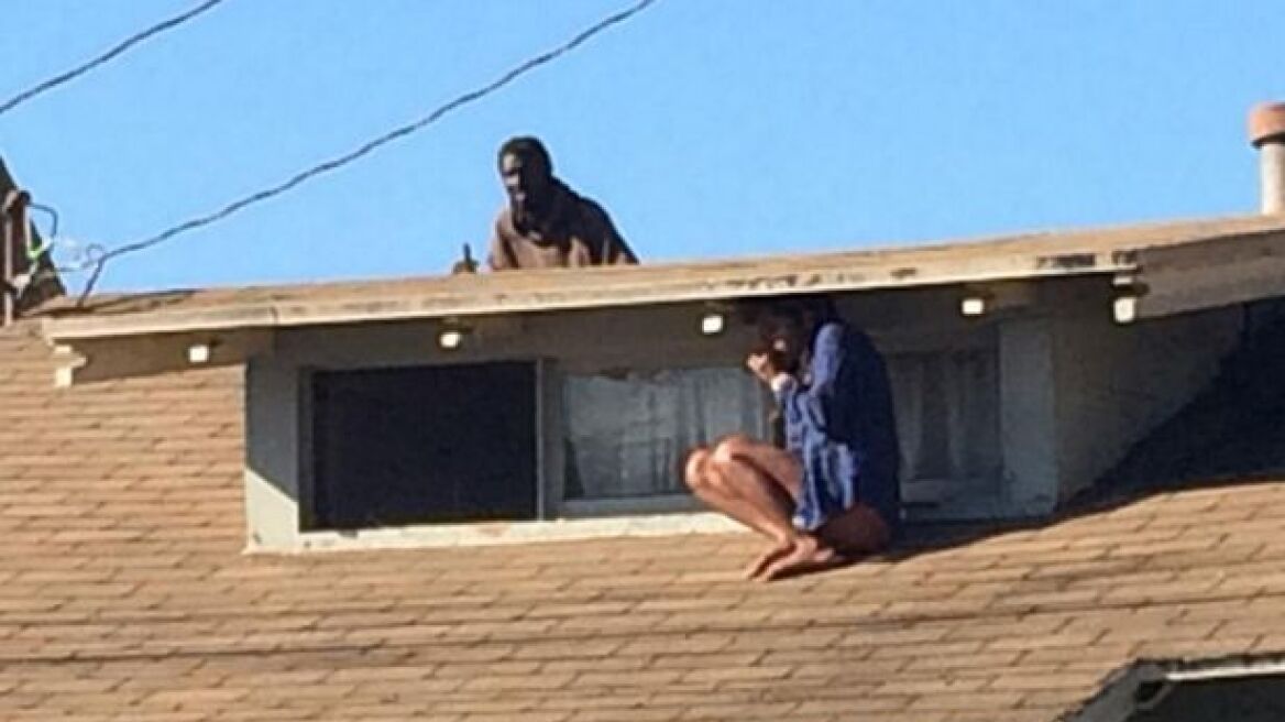 Τρομακτική φωτογραφία: Γυναίκα σκαρφάλωσε στη στέγη του σπιτιού της για να αποφύγει τον κλέφτη!