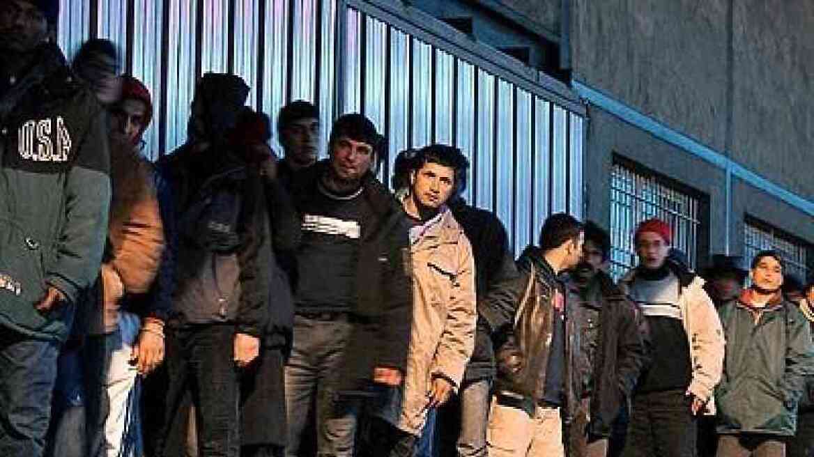 Κύπρος: Αρνούνται να κατεβούν από το πλοίο οι μετανάστες 