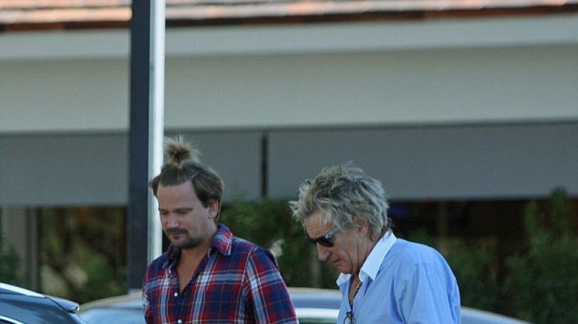 Rod Stewart: Βόλτα με το γιο του στο Λος Αντζελες