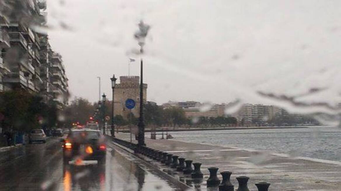 Χαμός στη Θεσσαλονίκη από τη βροχή: Μποτιλιαρίσματα και τροχαία ατυχήματα 