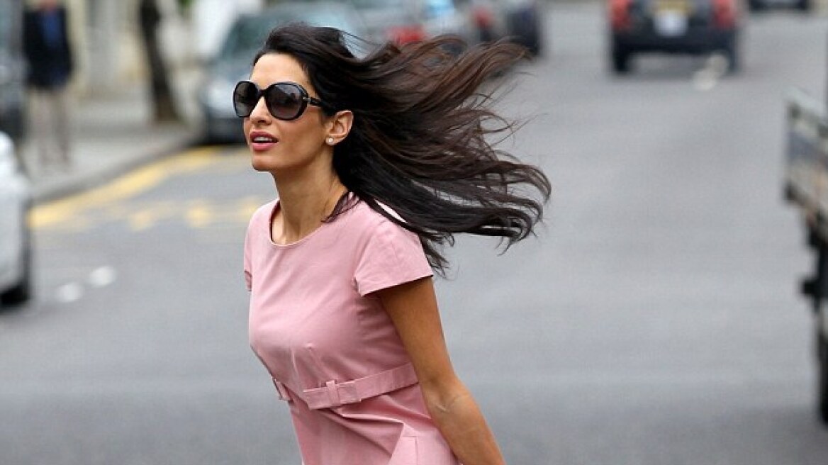 Τι θα φορέσει τελικά η Amal στον γάμο με τον Clooney;