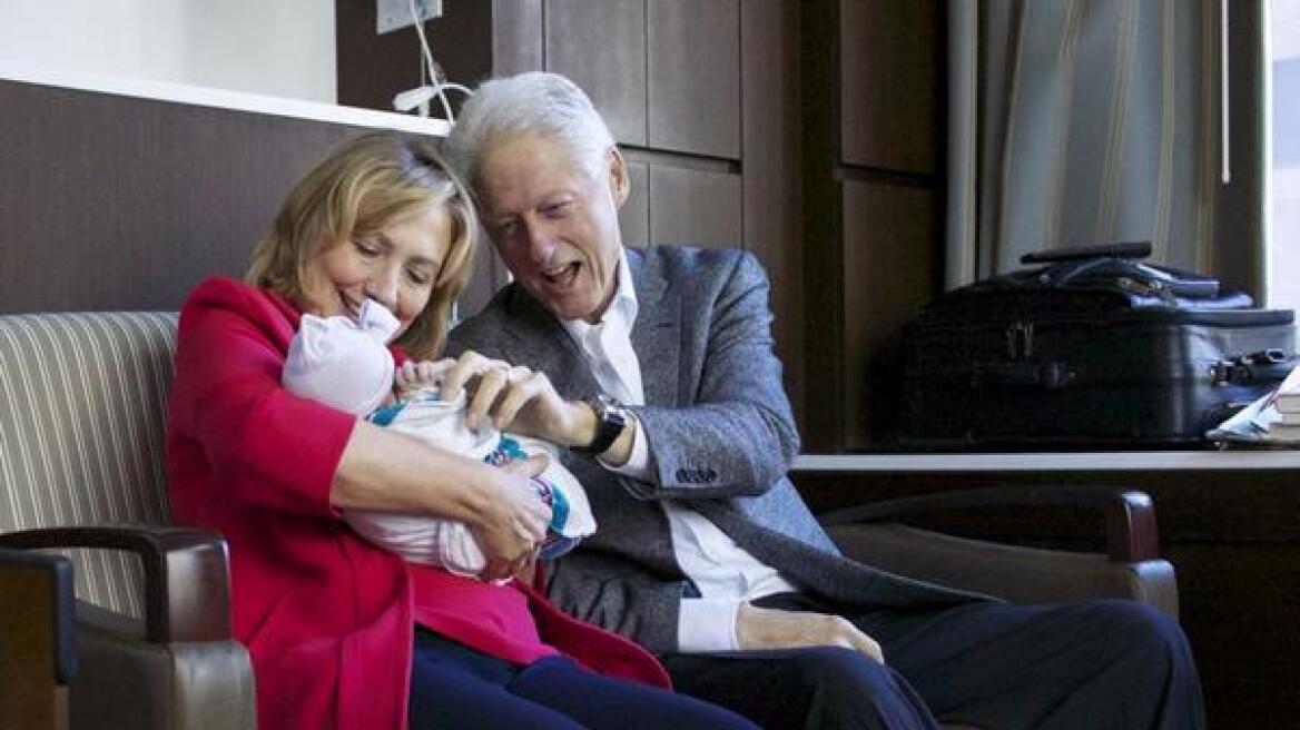 Η Χίλαρι και ο Μπιλ Κλίντον φωτογραφίζονται με το εγγόνι τους