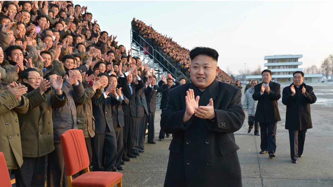 Βόρεια Κορέα: Δείτε πώς «γλείφει» η κρατική τηλεόραση τον Κιμ Γιονγκ Ουν!