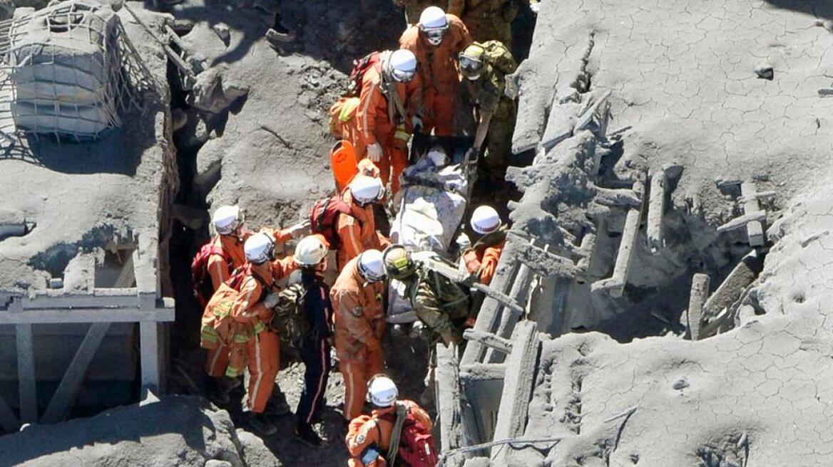 Ιαπωνία: Νεκροί εντοπίστηκαν περισσότεροι από 30 ορειβάτες μετά την έκρηξη του ηφαιστείου