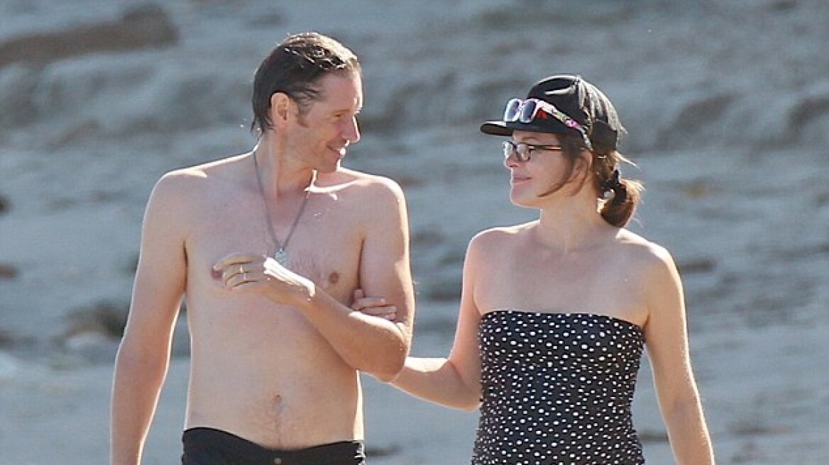 Mila Jovovich: Βόλτα σε παραλία της Καλιφόρνια