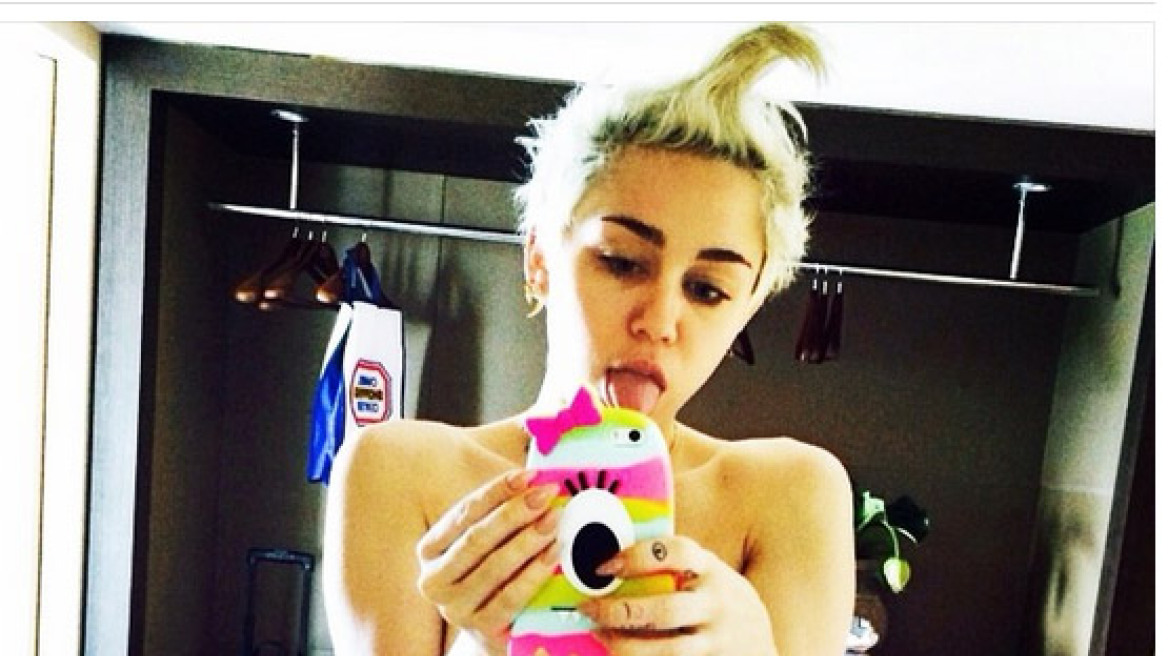 Miley Cyrus: Τόπλες στη ντουζιέρα!