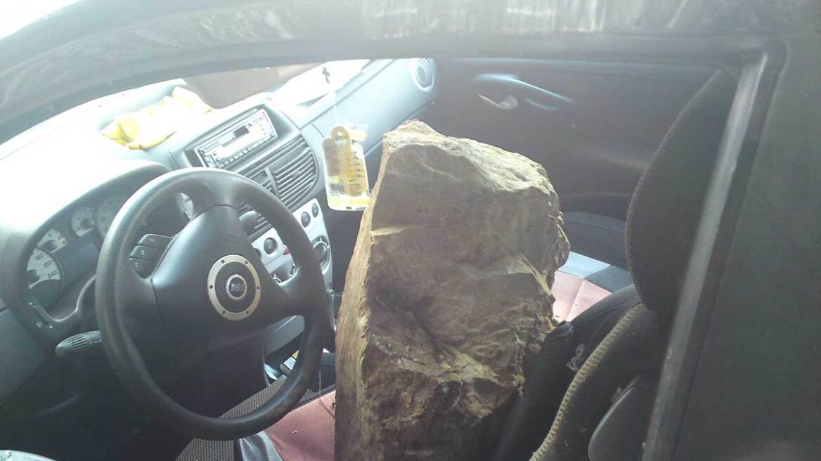 Τρίκαλα: Βράχος 100 κιλών έπεσε πάνω σε αυτοκίνητο