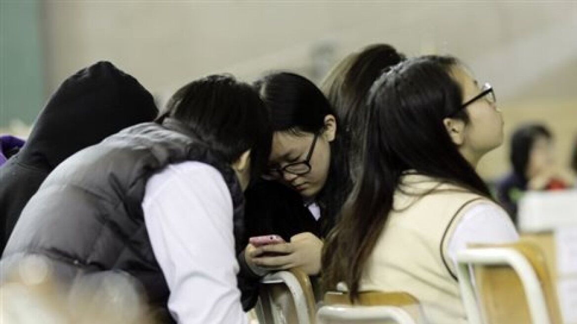 Βόρεια Κορέα: Κανόνες «savoir vivre» για όσους μιλούν σε κινητά