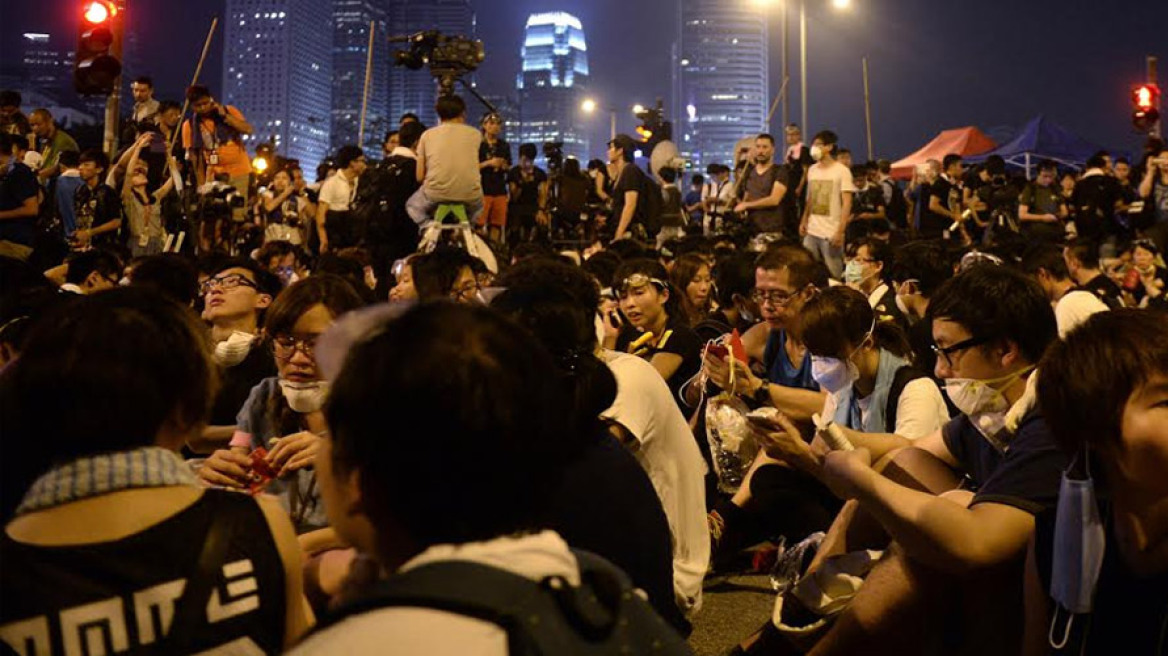 Χονγκ Κονγκ: Βήματα πίσω από τον κυβερνήτη - Ξεκινά συνομιλίες με τους διαδηλωτές