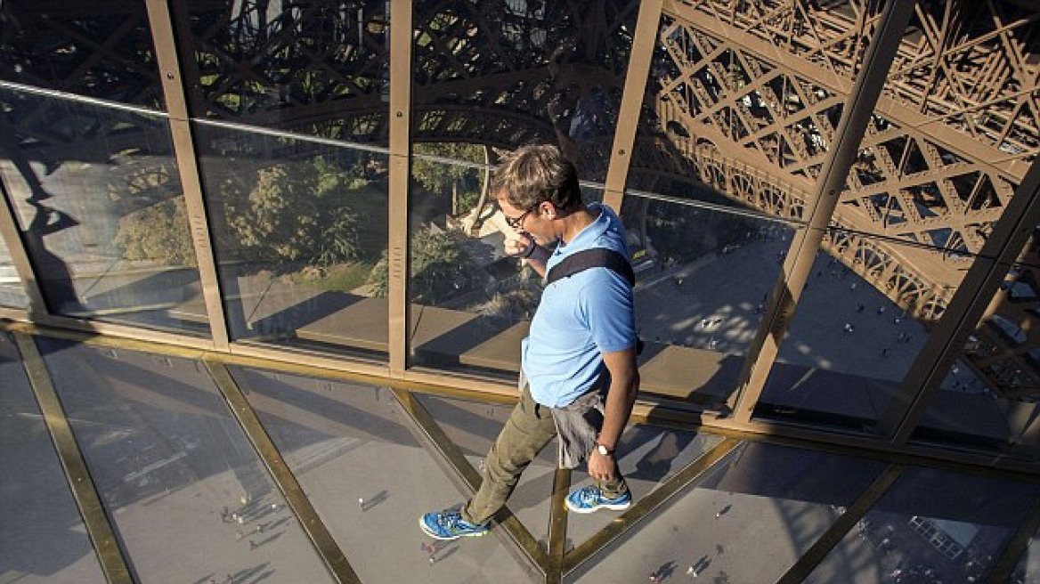 Παρίσι: Έβαλαν γυάλινο πάτωμα στον Πύργο του Άιφελ